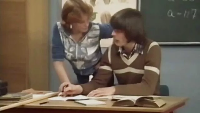 Una selección de perras depravadas que están sentadas en el baño, peliculas porno antiguas en español masturbándose el coño y meando