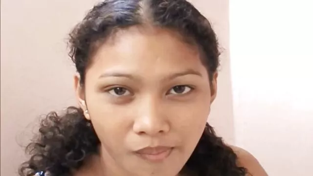 Una puta videos de sexo subtitulados delgada sin quitarse las botas folla en anal