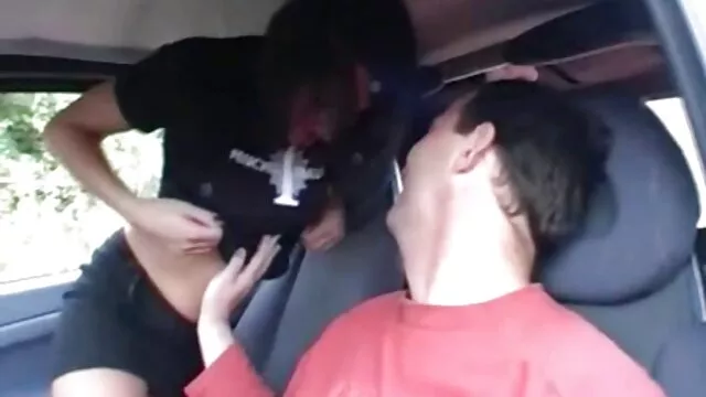 Una hermosa y sexy morena, acariciando un poco sus grandes y deliciosos pechos, pasa suavemente sus ágiles palmas entre videos xxx en castellano sus piernas y frota con dulzura la grieta húmeda que se encuentra allí.