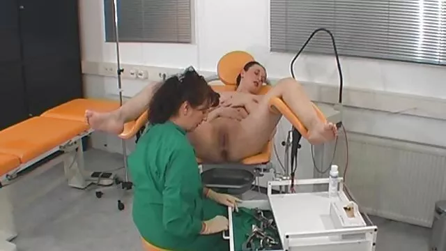 Una porno full hd en español perra con botas negras se pone un arnés y fríe a su novia