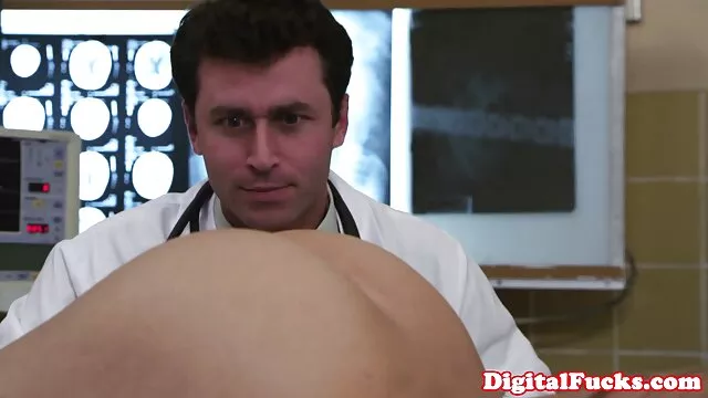 Esta pareja tiene algo de lo que presumir. El chico tiene una gran polla y está listo para insertarla en su entrepierna. Y la chica de xxx free en español grandes tetas que se familiarizará con la caricia de un ardiente amante