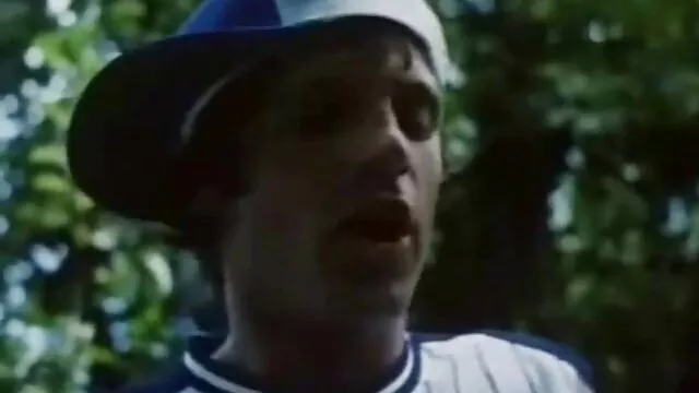 El bebé se sienta muy lentamente anal sobre el pene hentay en español latino