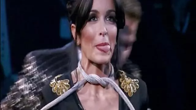 Un guapo calvo e inflado se folla una lesvianas españolas migaja joven y delgada frente a la casa