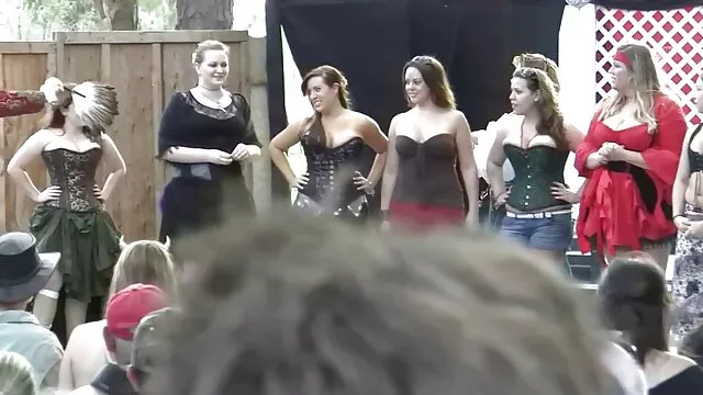 A pesar de que el chico necesitaba desesperadamente apresurarse para trabajar, las tetas deliciosas de su novia apasionadamente sedienta de sexo lo privaron instantáneamente de toda voluntad y, habiendo anotado en los negocios, se videos de sexo español folló duro al libertino.