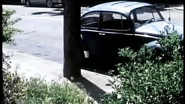 Una belleza en lencería erótica se acarició en la webcam, cuando de repente videos xxx subtitulado español dos matones se le cayeron encima, se tendieron en el sofá y empezaron a follar duro.