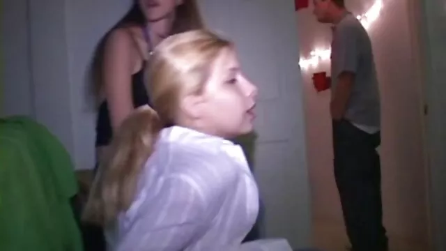 Una joven rubia xnxx anal en español espía a un abuelo en la ducha y folla con él