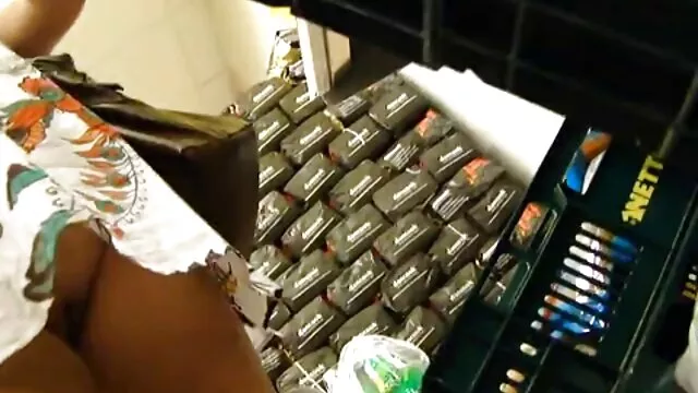 La perra se frota los pezones con pornotube español los dedos