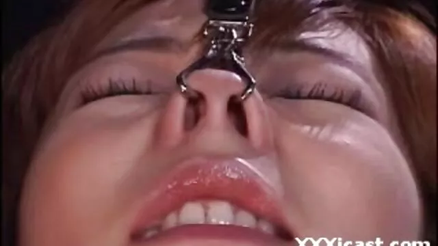 Adolescente japonesa chupa una polla free porno español en el baño