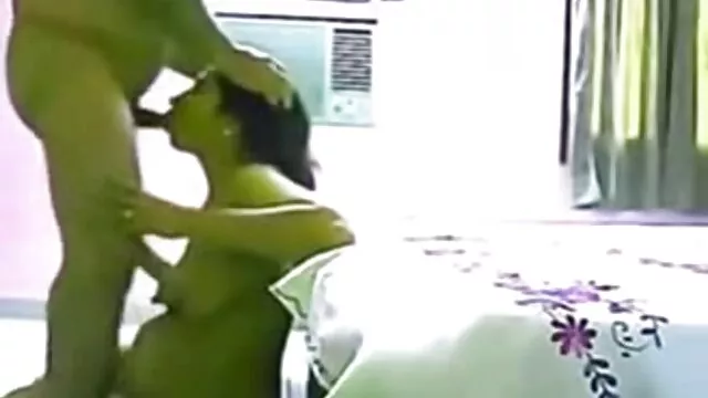 Esta audio porno español no es la primera vez que el tío tiene sexo con su vecino, que está dispuesto a chupar un pene y abrirle las piernas para sensaciones más calientes en su cueva.