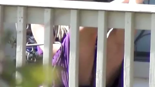 Hermosa rubia tiene un orgasmo en una porno español con argumento máquina sexual