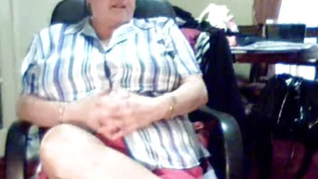 Chica anal en español pelirroja en leggings sexy