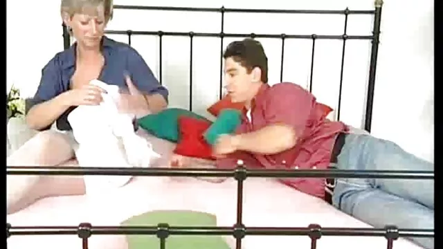 Rubia rizada toma una lesbianas en español videos ducha relajante