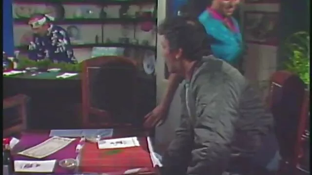 La xxx hentay español morena cabalga una máquina sexual como una herida