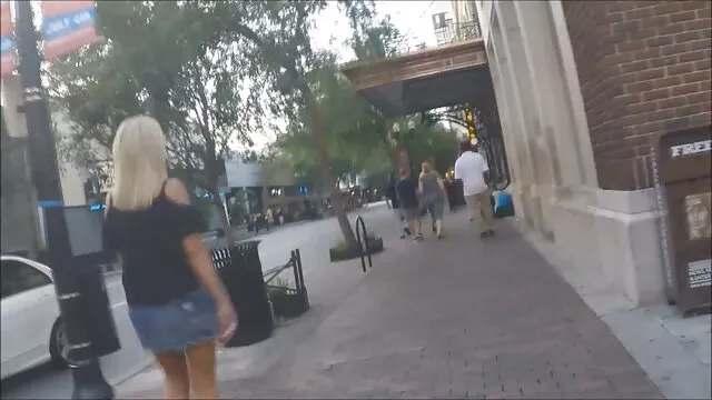 Una rubia adulta le videos porno con audio en español acaricia el coño