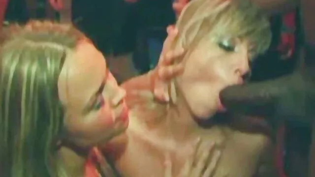 Una chica encantadora, realmente quiere que su coño mojado sea lamido con una lengua, y luego ejercitándose con cojiendo con españolas un dedo, metió una polla fuerte en su vagina.