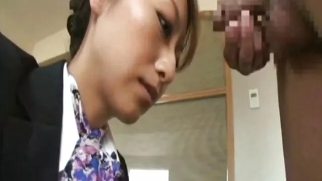 Los amigos se divierten en una xxx completa habitación pequeña