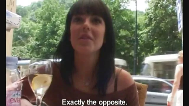 La rubia ver video porno gratis en español se tira en dos moños, pero primero se lame el coño