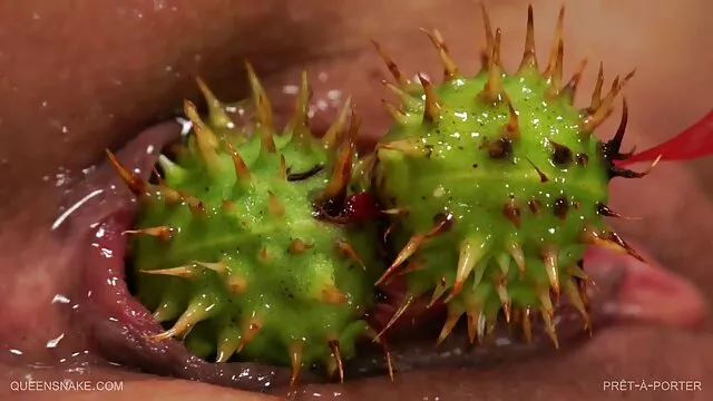 Una rubia en lencería porno faking tv rosa folla y acaricia el clítoris