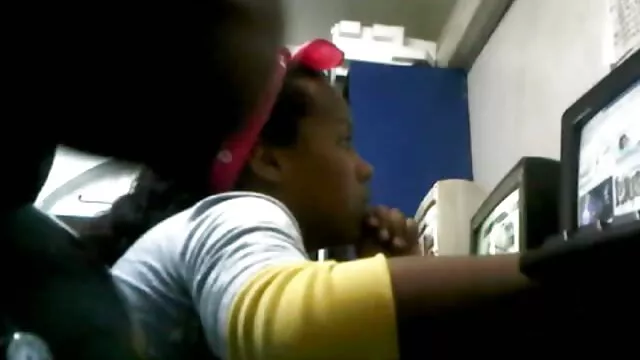 El tipo se folla a una sexy tetona en la boca y se corre en su porno faking tv ojo