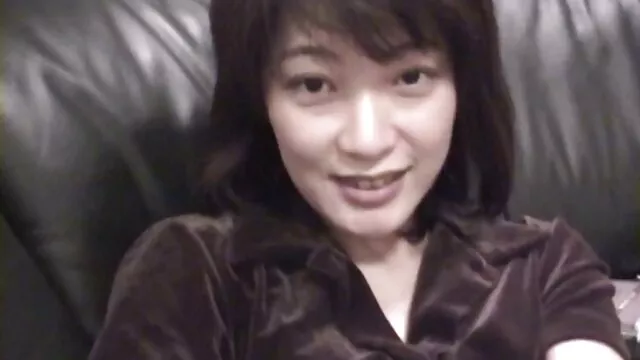 Una puta madura pormo español llama a una prostituta a su casa, que exige dinero por adelantado, se pone un arnés grueso y se folla duro a esta mamá insaciable