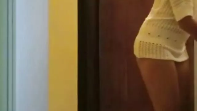 Llamando al videos pornos sub español cerrajero a casa, la puta rica y sexy se niega a pagarle dinero y exige recibirlo en especie. El tío se ve obligado a lamerle el coño caliente, la deja chuparle la polla y le llena el agujero con la presión de la esperma caliente.