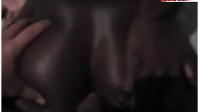 El tipo toma a una joven morena corridas internas en español delante de la cámara y se la folla en el baño