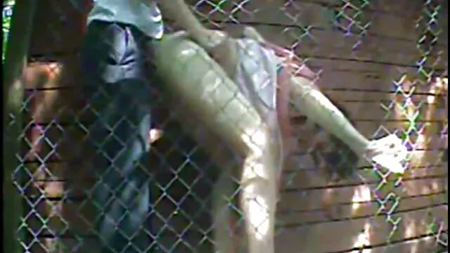 La joven zorra metió todos sus dedos en videos x español el coño