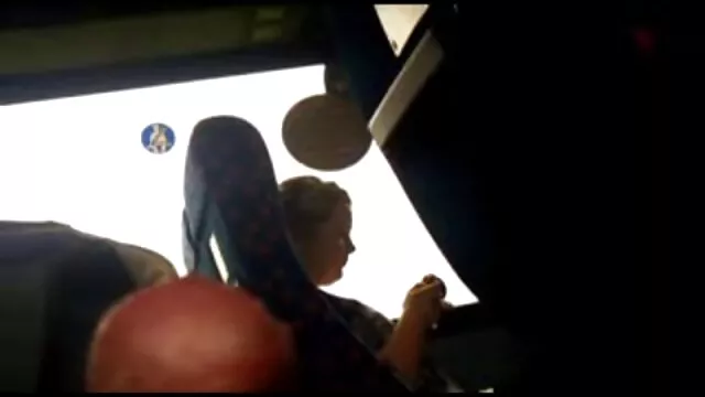 El profesor está experimentando videos de seco en español con su miembro.