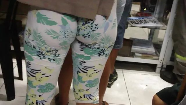 El tío lame el dulce coño videos de sexo casero en español de la morena Julie Kay y se la folla entre los pechos