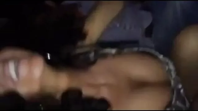 La zorra le quitó el bañador al tío y porno con dialogos en español empezó a chuparle la polla