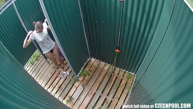 El tipo se folla a la sirvienta rusa no por el coño, sino entre los porno español nuevos muslos