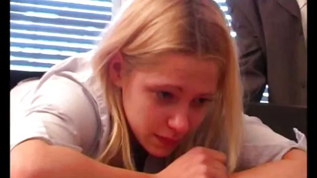 Dos tíos lindos se follan a una joven xxx lesbico en español asiática y terminan en su coño