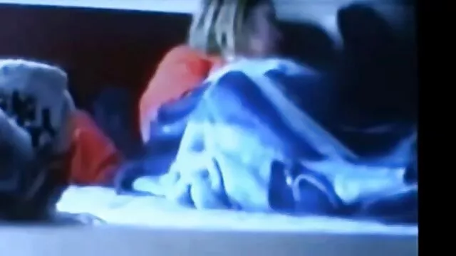 Chica masturbándose ver peliculas porno en español chico con gafas