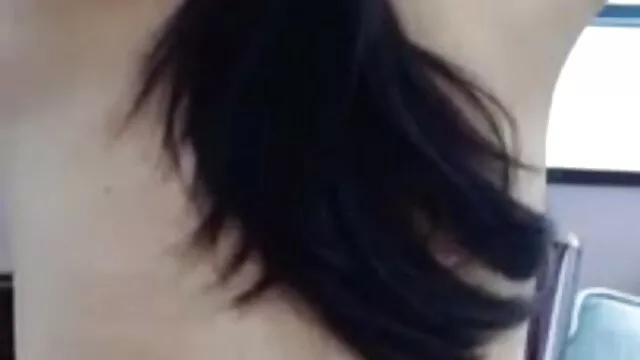 Chica de ébano chupa la polla lesvianas en castellano a su cliente cachondo