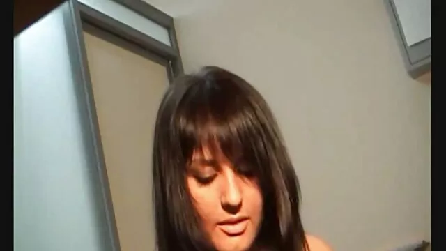 MILFs cachondas follando en porno hablado en castellano una habitación llena de gente