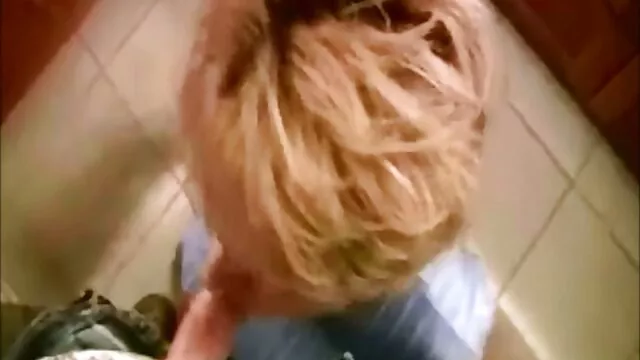 Morena culona Luscious Lopez masturba un coño afeitado por no gay en español en el baño