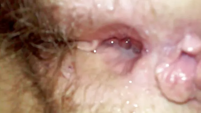 Si una asiática peluda quiere tener sexo porno español 2018 duro, entonces su pareja se adaptará a ella, separando sus labios, la asiática gime y chilla, obtiene muchos orgasmos.