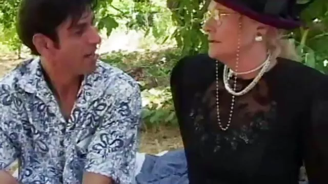 Perra gorda está buscando su peliculas de incesto completas coño a través de un montón de grasa