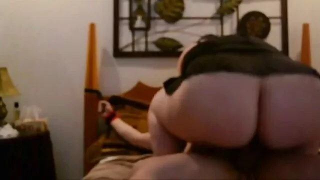 El hentai anime español chico y la chica se divierten en la entrada. Un amigo se bajó los shorts y le dio un enorme baúl para chupar a una linda chica que hace una mamada tan genial