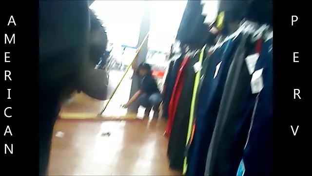 Chico tube8 en español joven retozando en un consolador negro