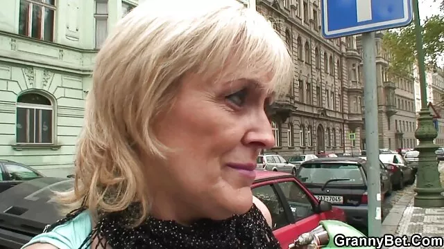 La chica es conducida con una peliculas xxx taboo cadena por la calle, desnudada y follada donde quiera