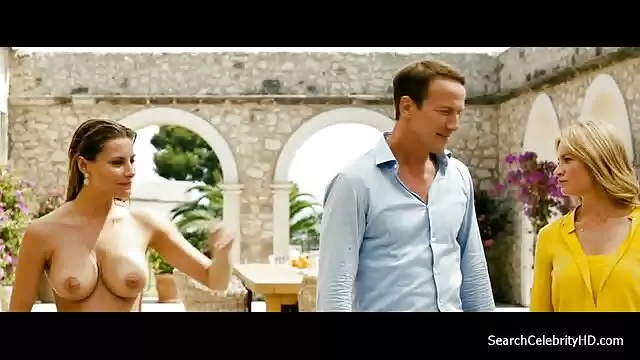 Dos zorras apasionadas en látex follan con un arnés incesto hablado en español