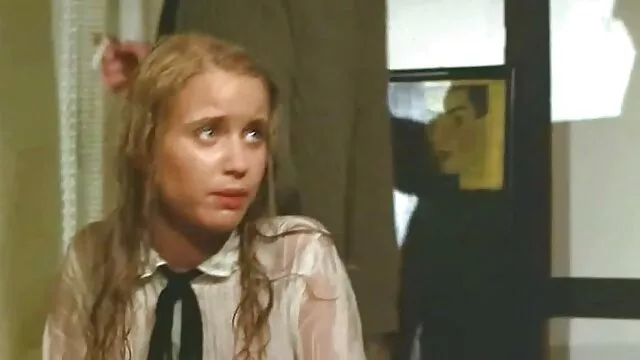 La lujosa mansión, probablemente, fue construida especialmente para que las vaquillas desvergonzadas se reunieran en ella y recibieran placeres lésbicos brazzer videos en español en camas suaves y lujosas.