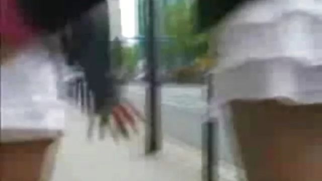 Una joven morena acaricia, chupa un pene duro y recibe lo mejor del porno en español semen caliente en su cara