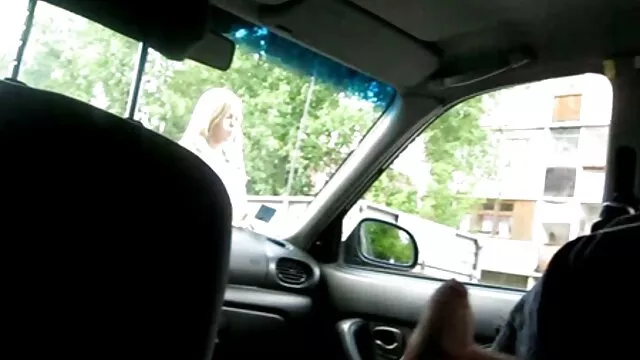 Una joven rubia se desnuda para la cámara mostrando sus pequeñas tetas sexo gratis en español