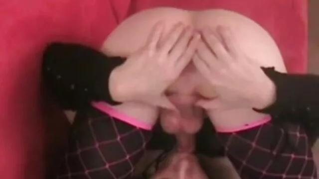 Un tipo con máscara se folla a una perra en el suelo en una lesbianas españolas sexo especie de culo