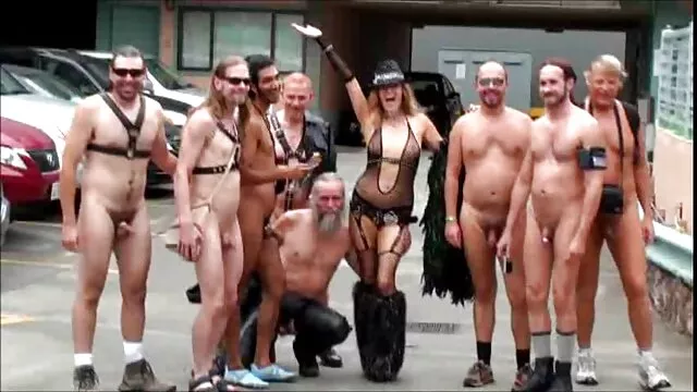 La rubia se folla duro con xxxespañolas un arnés grueso sobre la cama