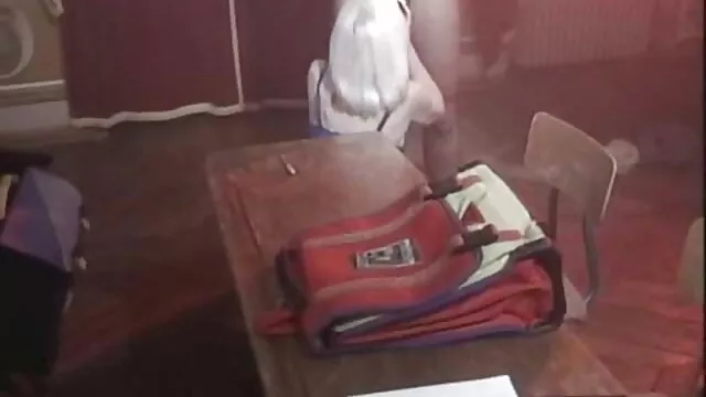 Una joven belleza morena y un hombre sexo video español tatuado con un pene largo tienen sexo bajo una ducha de verano en el patio de su casa de campo