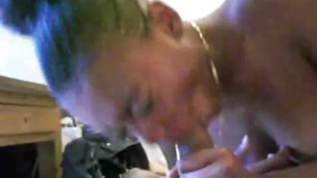 Una perra de ojos azules en un corsé se pone videos xxx en idioma español crustáceo y se golpea el coño