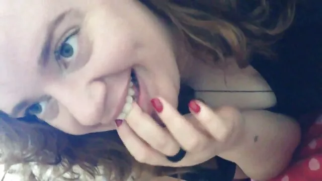 El tío de muy alta calidad se folló a una joven zorra en la cama, la zorra gimió de placer cuando videos xxx completos su polla dura se aferró a su estrecho agujero